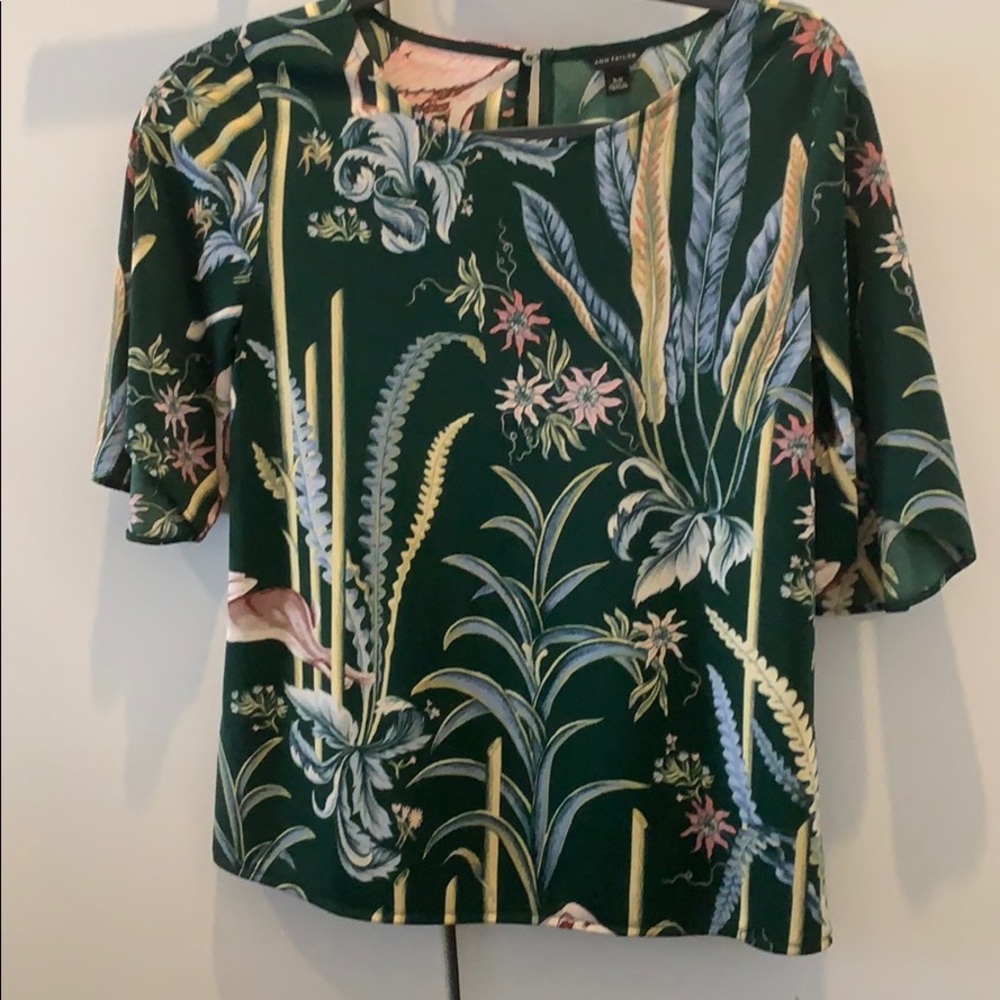Ann Taylor Green floral flutter sleeve top - XS